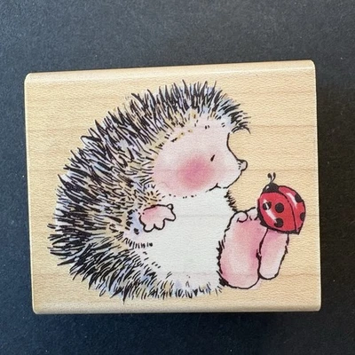 Резиновый штамп Penny Black Garden Gossip Hedgehog Ladybug 1999 1448E - Изображение 1 из 4