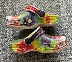 Crocs Rainbow Tye-Dye Kinder Classic Clog Comfort Slide Größe C8 gebraucht - Bild 1 von 9