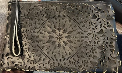 Bolso de Mano Carlos by Carlos Forrado Corte Láser, Cuero Sintético Negro 9x13"  Foto 1 de 4