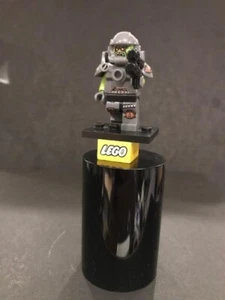 LEGO Series 9 Collectable Minifigure ALIEN AVENGER WITH PISTOL col139 excellent - Picture 1 of 7