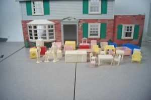 VINTAGE 1940-50'S MARX TIN TOY DOLLHOUSE FAMILY FIGURES  FULL OF FURNITURE - Picture 1 of 8