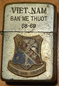 Zippo Vietnam LIGHTER 1968–69 Ban Me Thuot Crest MILITARY WORD WAR MOTTO GENUINE - Foto 1 di 5