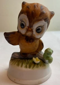 NAPCO KERAMIK FIGUR EULE & WURM AUF EINEM STAMM - Bild 1 von 8