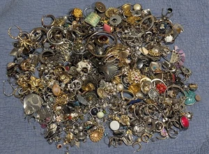 Vintage - Ahora Lote De Pendientes 5+ Libras Tono Dorado Tono Plata Varios!!!!! - Imagen 1 de 9