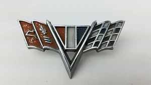 OEM GM 64-67 Chevrolet V Banderas Guardabarros Emblema 3840318 Original ~ Metal - Imagen 1 de 5