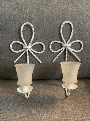 Apliques de pared vintage de metal blanco con arco de cuerda torcida y soportes votivos de vidrio Foto 1 de 3