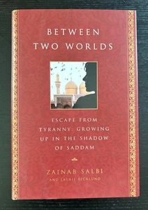 BETWEEN TWO WORLDS - ZAINAB SALBI - SIGNED - 1ST ED. - 2005 - DJ UNCLIPPED. - Foto 1 di 13