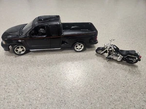 Harley Davidson Ford F-150 mit Fat Boy Motorrad 1:18 Neu in Box 97461-01V - Bild 1 von 9