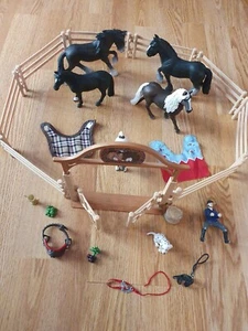 Schleich 42434 Pferde Konvolut mit Pferdekoppel mit Tor und vieeel Zubehör - Bild 1 von 5