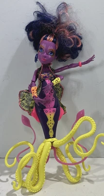 Muñeca Monster High Kala Mer’ri Great Scarrier Reef Down Under Ghouls Brilla en la Oscuridad Foto 1 de 4