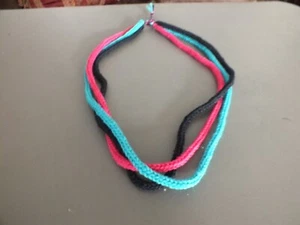 Único collar bufanda de hilo de ganchillo hecho a mano único turquesa rosa azul 28" - Imagen 1 de 2