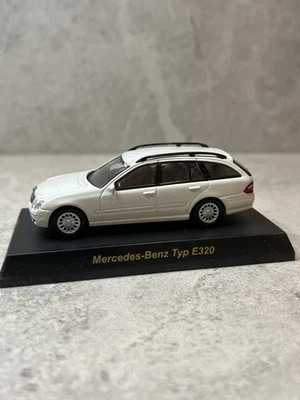 1/64 Kyosho Gracias Mercedes-Benz Tipo E320 Blanco Foto 1 de 4