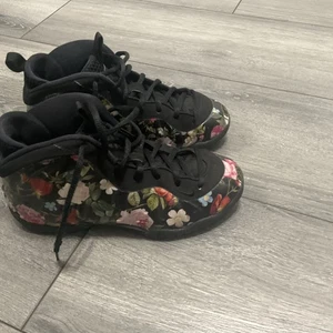 Zapatillas Nike Niñas Florales Talla 2.5 Y AT8249-001 - Imagen 1 de 9