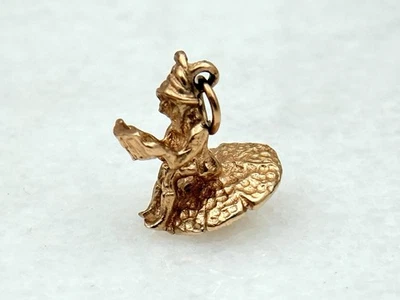 Dije vintage de setas de cuento de hadas de gnomo de oro amarillo de 9k en un taburete de sapo  Foto 1 de 4