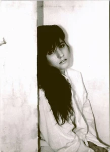A PRETTY TEENAGE GIRL : APPEARS TROUBLED : EMOTIONALLY CHARGED PHOTOGRAPH - Picture 1 of 3