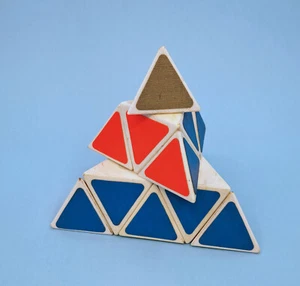 PUZZLE Pirámide TOMY PYRAMINX Cubo de Rubik de colección en buen estado - Imagen 1 de 4