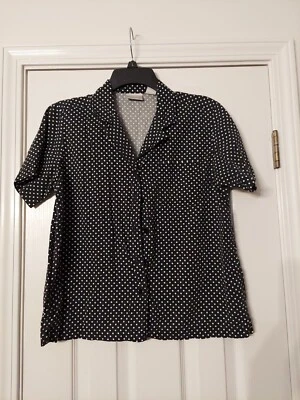 BLUSA ERIKA PETITE NEGRA CON PUNTOS POKA BLANCOS ABOTONADA - PETITE MEDIUM  Foto 1 de 2