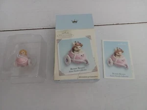 Hallmark Denkmal Ornament ""Hase Buggy"" Osterparade Sammlung 2005 - Bild 1 von 3