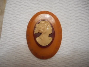 LARGE BAKELITE DRESS/SWEATER CLIP WITH CAMEO = THREE COLORED - EXCELLENT LOOK - Picture 1 of 10