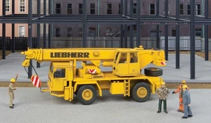 Walthers HO 1/87 Scale TWO-AXLE TRUCK CRANE w/ Boom 360° Positionable Outriggers - Picture 1 of 5