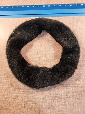 Cuello de piel sintética con orificios para botones Foto 1 de 4