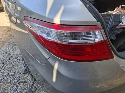 Б/у левый задний фонарь в сборе подходит: 2016 Toyota Camry четверть панели смонтирован слева - Изображение 1 из 4