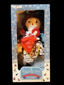 Muñeca Raggedy Ann Holiday Keepsake 1999 18" Applause Mini Raggedy Ann & Stand - Imagen 1 de 15