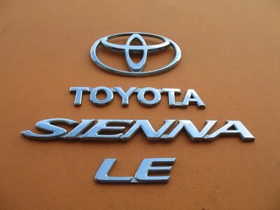 98 99 00 01 02 03 TOYOTA SIENNA LE TAPA TRASERA CROMO EMBLEMA LOGOTIPO INSIGNIA SIGNO A25417 Foto 1 de 4