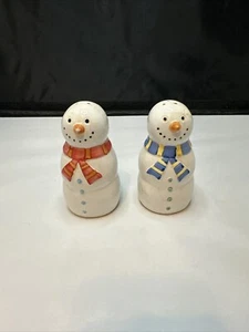 Pupazzo di neve e donna di neve in ceramica colorata vintage shaker sale e pepe, alto 4"  - Foto 1 di 2