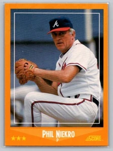 1988 Score Phil Niekro #555 - Picture 1 of 2