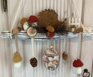 Handgefertigter Deko Landhaus Fensterhänger Wandschmuck Astbündel Igel Pilz -479 - Bild 1 von 5