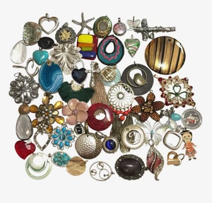 Vintage Modern Anhänger Charm EINIGE SIGNIERT Handarbeit Trödelkiste gemischt 2 Pfund Gold Silber - Bild 1 von 10