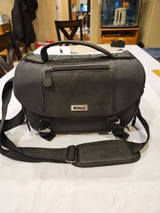 Borsa fotocamera Nikon originale di medie dimensioni ottime condizioni - nera con tracolla regolabile - Foto 1 di 10