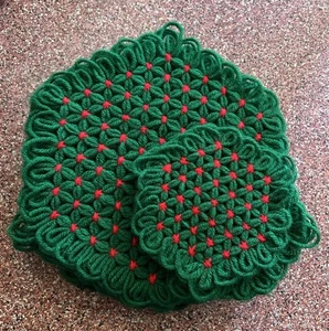 Vintage 6 Stck Weihnachten rot & grün Handarbeit Häkelnieten/Untersetzer 6er Set - Bild 1 von 5