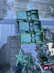 VINTAGE VERSCHIEDENE PLASTIK ARMEE MÄNNER großes Lot. Verschiedene Farben Tank, Jeeps Konvolut #1 - Bild 1 von 24