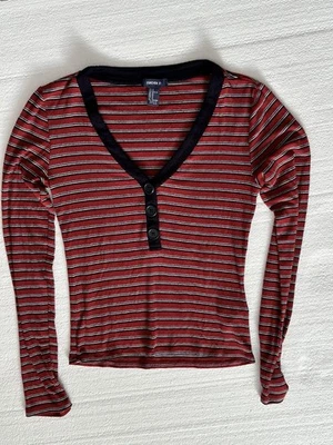 Camiseta de colección Forever 21 para mujer Y2K ajustada Elena Gilbert mediana a rayas rojas Foto 1 de 4