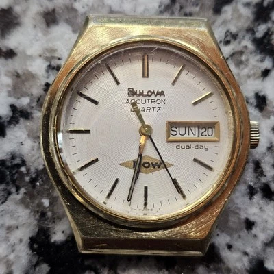 1978 BULOVA ACCUTRON 10K Gold Filled 35mm Quartz Day Date Dual Day Watch - Runs! Foto 1 de 4