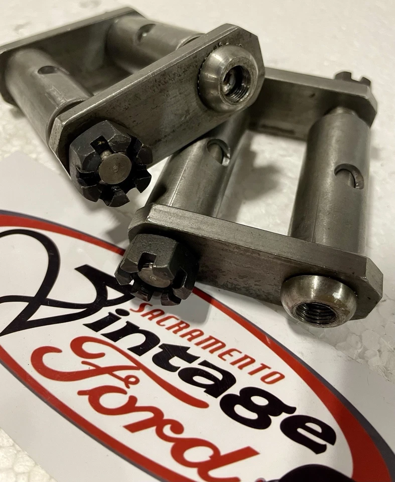 Kit de grilletes de resorte trasero Ford modelo T estilo L perforado para engrasadores 1917-1919 EE. UU. Foto 1 de 1