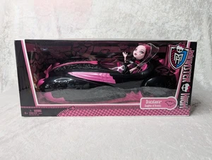 Juego de coches Monster High Draculaura y Roadster exclusivo de JCPenney Sweet 1600 - LEER - Imagen 1 de 21