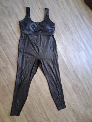 Mono body de cuero sintético para mujer Fabletics de una pieza negro talla XXL / 1X Foto 1 de 4