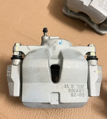 Pinza de freno delantera derecha OEM 47730-06320 Toyota Camry, Avalon, Lexus ES, RAV4  Foto 1 de 4