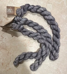 Madeline Tosh Einhornschwänze Merino light Mockingjay 3 Knäuel 52 Yd grau - Bild 1 von 1