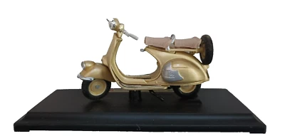Vespa 1954 Hoffman Koningin Scooter Maisto 1:18 Gold - Image 1 of 4