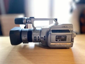 SONY HANDYCAM DCR-VX1000 3CCD NTSC DIGITAL CAMCORDER VIDEO with ACCESSORIES - Photo 1 sur 6