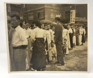 Fotografía Pusan Corea del Sur junio 1952 zapatos rojos línea para boletos Busan - Imagen 1 de 3