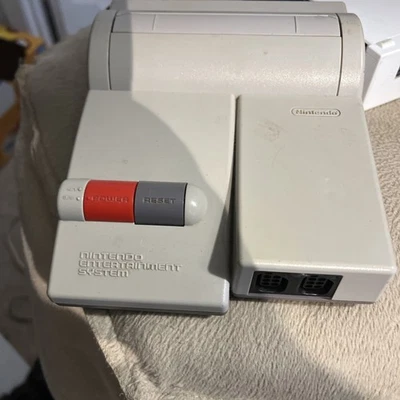 Sistema de consola Nintendo NES-101 Top Loader solo sin probar Foto 1 de 4