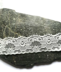 4 m Spitzenband 2,5 cm Bastelspitze Spitzenborte weiß Blumen Verzierung - Bild 1 von 1