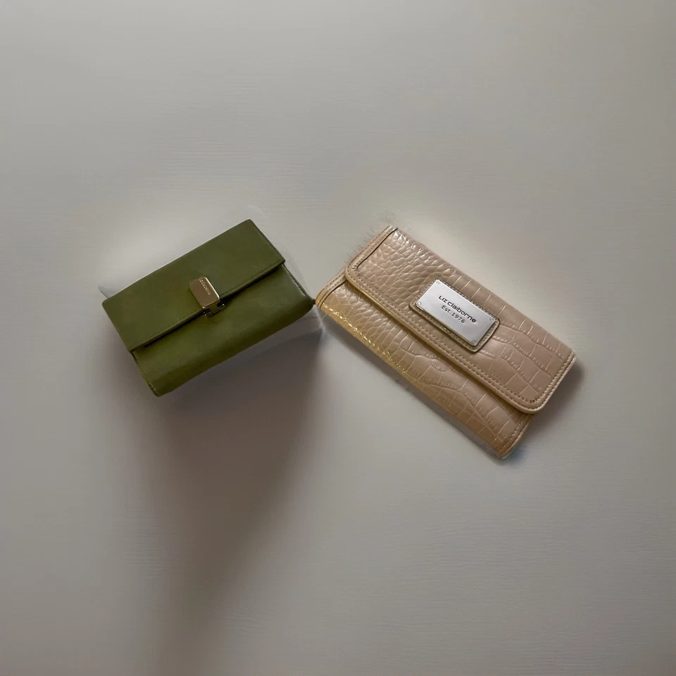 Juego de 2 carteras de cuero para mujer Liz Claiborne beige 8 pulgadas, verde 5,5 pulgadas Foto 1 de 4