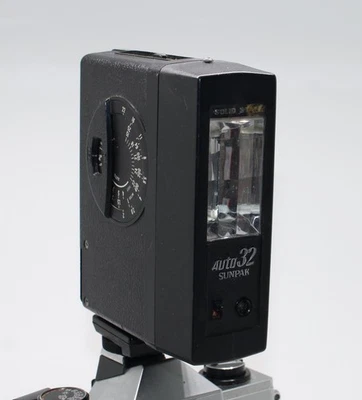 Sunpak Auto32 Electronic Flash Unit - rotating model with batteries - Tested - Image 1 of 4