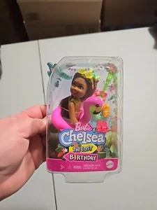 NUOVO! Barbie Chelsea Bambola, Il Compleanno Perduto, Fenicottero Piscina Giocattolo - Foto 1 di 9